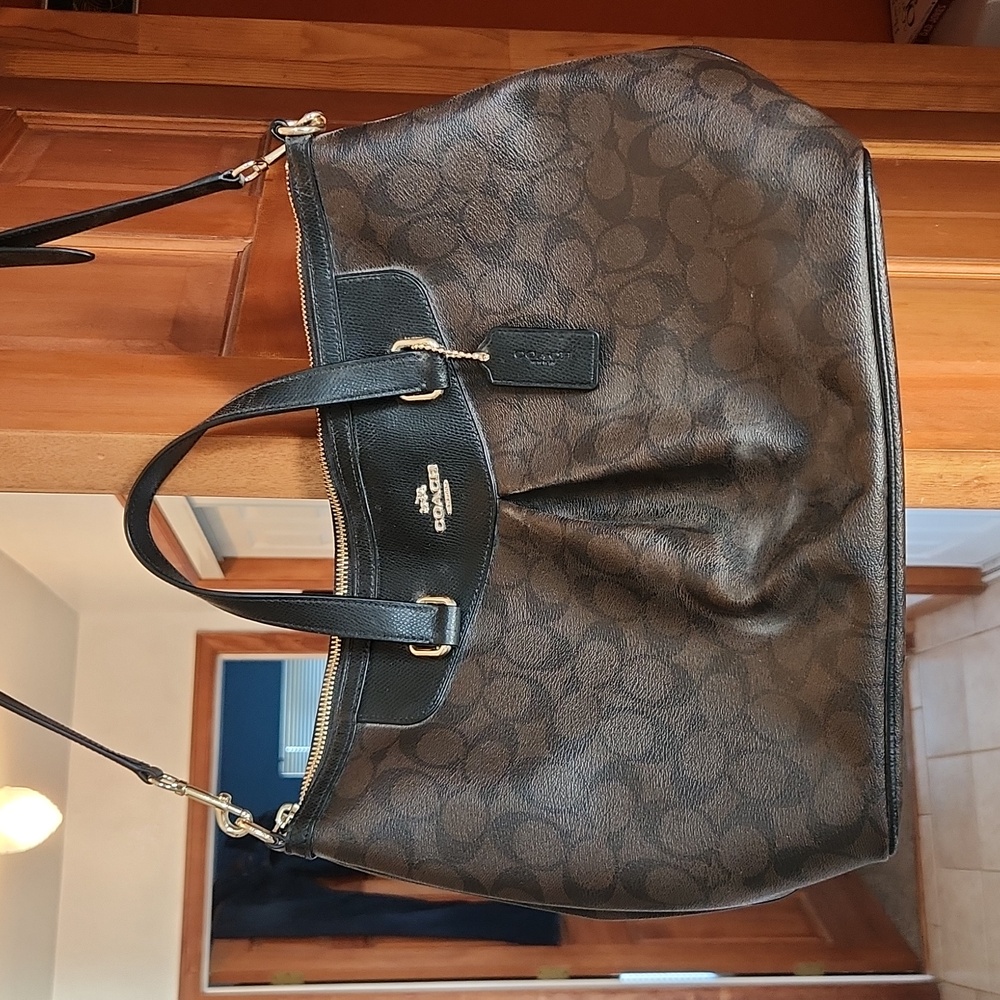 Stylish large coach purse tote with zipper and detachable shoulder strap